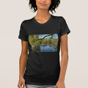 Camiseta belas árvores salgueiras primavera por lagoa d'águ