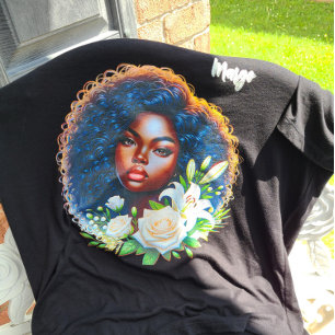 Camiseta Beleza Afro-Americana Apreciando Suas Flores