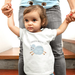 Camiseta Beleza Moderna Azul Pastel Ovelha e Nome de Crianç