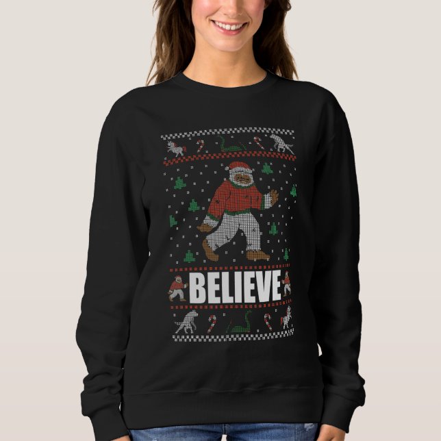 Camiseta BELIEVE  Big Foot Ugly Christmas Sweater Yeti Meme (Frente)