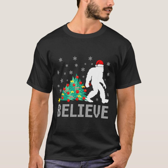Camiseta Believe Bigfoot Sasquatch Santa Reindeer Christmas (Frente)