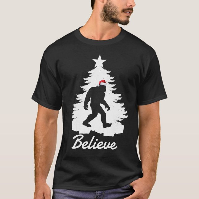 Camiseta Believe In Bigfoot Christmas Sasquatch Santa Hat (Frente)