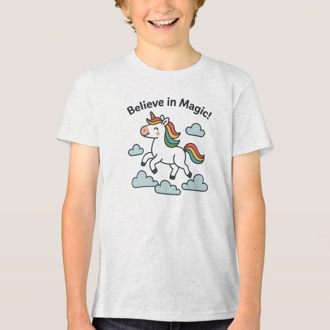 Camiseta Believe in Magic Rainbow Unicorn Design (Frente)