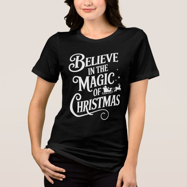 Camiseta Believe In The Magic Of Christmas Day Typography (Frente)