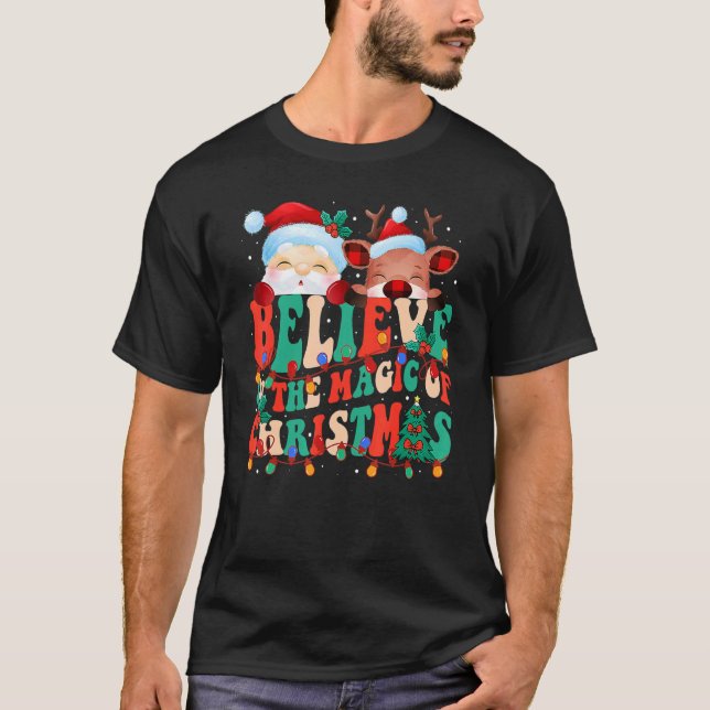 Camiseta Believe In The Magic Of Christmas Santa Reindeer   (Frente)