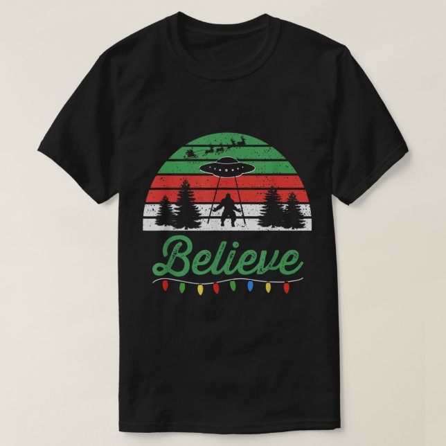 Camiseta Believe UFO Bigfoot Christmas Retro Design (Frente do Design)