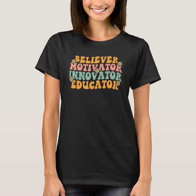 Camiseta Believer Motivator Innovator Educator Retro Groovy (Frente)