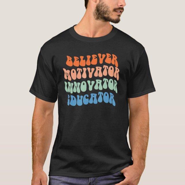 Camiseta Believer Motivator Innovator Educator Retro Teache (Frente)