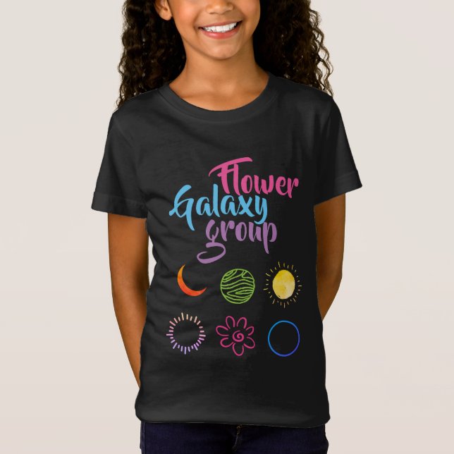 Camiseta Belo Design do Grupo de Galáxias Flores (Frente)