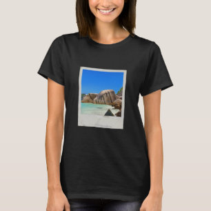 Camiseta Belo Mar Tropical com a costa coberta de rocha