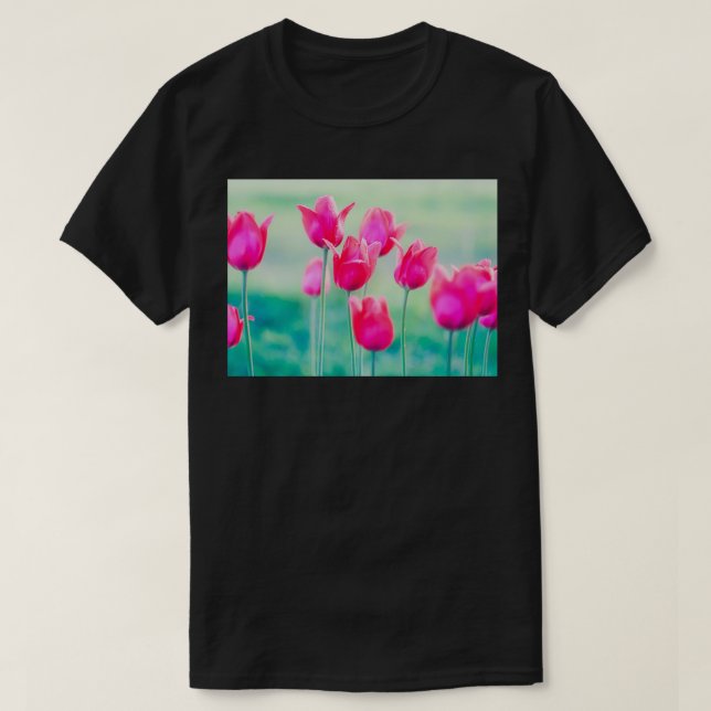 Camiseta Belos Primavera Tulipas Flores Crescendo No Jardim (Frente do Design)