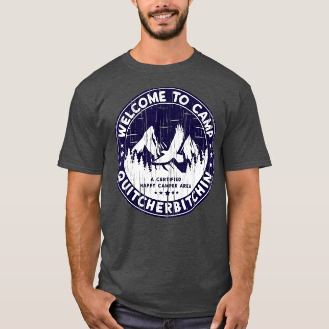 Camiseta Bem-Vindo Ao Acampamento Quitcherbitchin (Frente)