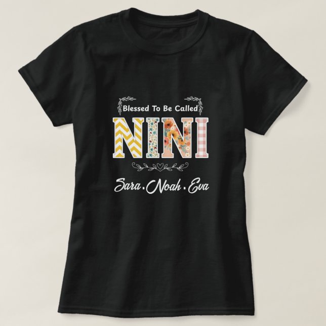 Camiseta Bendito Personalizado Para Ser Chamado Nini Arte I (Frente do Design)