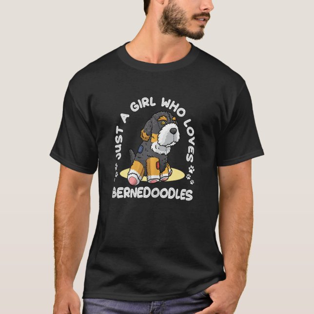 Camiseta Bernedoodle Dog With Stuffed Animal (Frente)