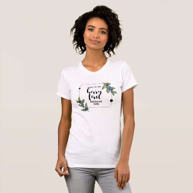 Camiseta Berry First | PRIMEIRO ANIVERSARIO | Mãe Moderna d (Frente Completa)