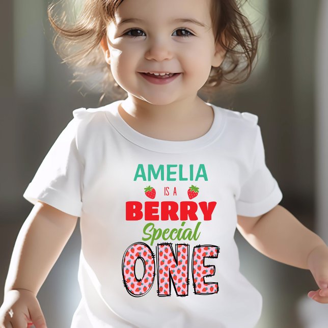 Camiseta Berry Special First Birthday Shirt (Custom Berry Special One First Birthday Shirt with Strawberries)