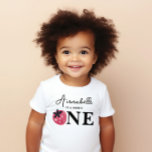 Camiseta Berry Sweet Aniversário Guest de Honra<br><div class="desc">Este doce design inclui um morango fresco maduro e fontes adoráveis! Veja a coleção inteira para mais itens correspondentes!</div>