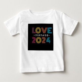 Camiseta Best-Selling Love 2024 – Design de Coraçã
