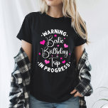 Camiseta Bestie Birthday Trip In Progress Friends Heart<br><div class="desc">Atenção Bestie Aniversário Trip In Progress Heart design é um presente perfeito para um melhor amigo,  amigos,  BFF,  irmã e amigos gêmeos. Engraçado Citação de Bestie e Aniversário,  Viagem de Férias,  Camping e Viagens.</div>