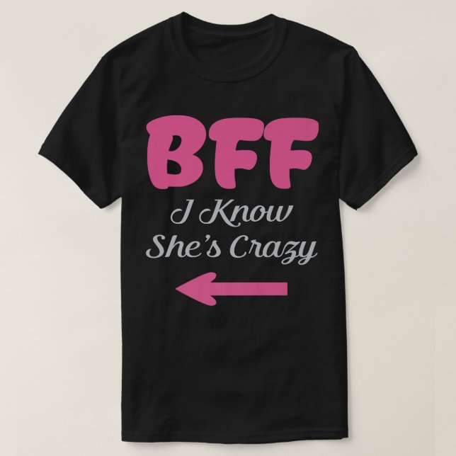Camiseta BFF Melhores Amigos Piadas Meninas Conheço ela lou (Frente do Design)