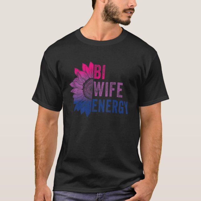 Camiseta Bi Wife Energy Bisexual Orgulho Bissexual Girassol (Frente)
