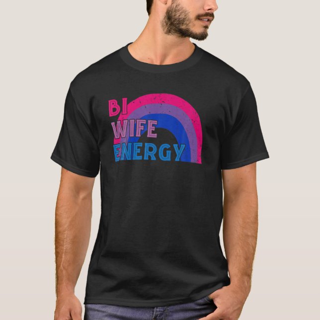Camiseta Bi Wife Energy LGBTQ Rainbow Bisexua Flag Bi Pride (Frente)