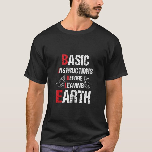 Camiseta Bible Basic Instructions Before Leaving Earth Tank (Frente)