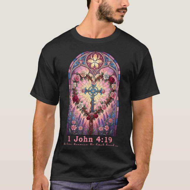 Camiseta Bible Verse Stained Gl 1 John 4_19 Love Prayer Val (Frente)
