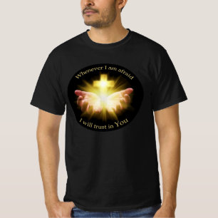 Camiseta Bíblia com as mãos segurando Cross
