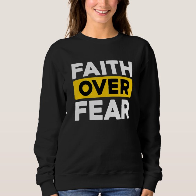 Camiseta Bíblia Cristã Orando Fé Sobre Medo (Frente)