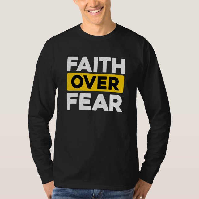 Camiseta Bíblia Cristã Orando Fé Sobre Medo (Frente)