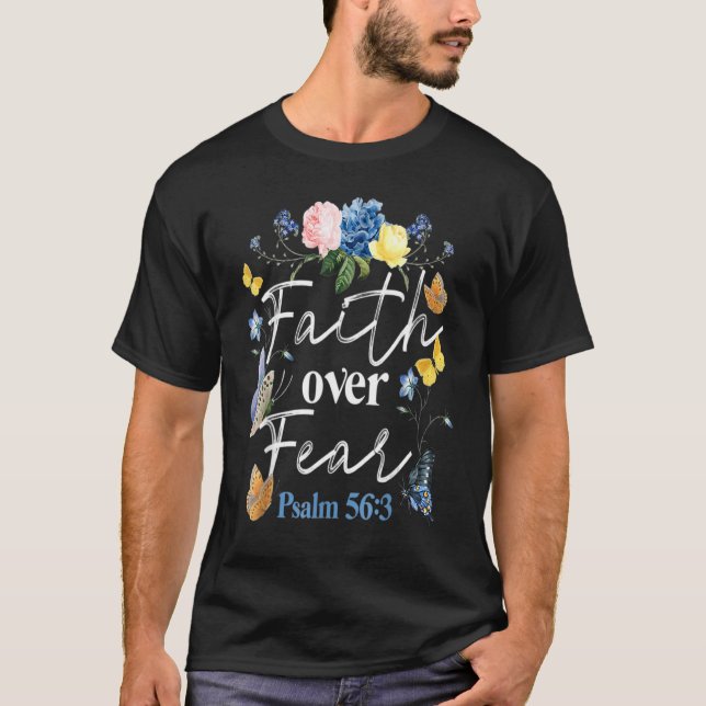Camiseta Bíblias Cristãs Versa Fé Sobre Medo Mais Lento Mas (Frente)