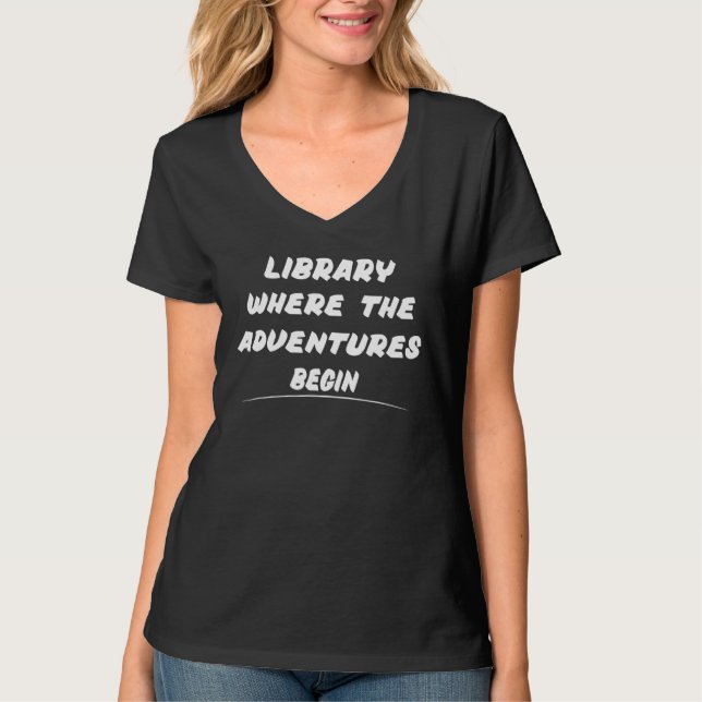 Camiseta Biblioteca Onde A Aventura Começa A Dizer Humor (Frente)