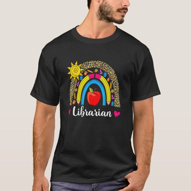 Camiseta Bibliotecário Boho Arco-íris Leopardo Volta às Aul (Frente)