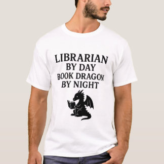 Camiseta Bibliotecário de dia, dragão de livros à noite.