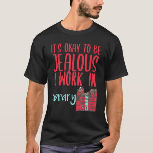 Camiseta Bibliotecário É Okay Ser Ciumento Eu Trabalho Em U