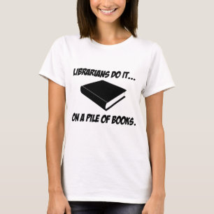 Camiseta Bibliotecários Fazem Isso... Em Uma Pilha de Livro