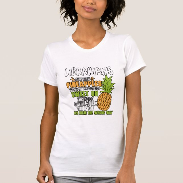 Camiseta Bibliotecários São Como Abacaxis. (Frente)