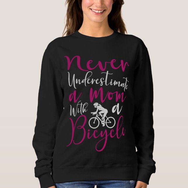 Camiseta Bicycle Cyclist Mom Never Underestimate a mom with (Frente)