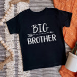 Camiseta Big Brother | Família Irmão Correspondente<br><div class="desc">Roupa personalizado personalizado personalizado com o gráfico "Big Brother" em fontes modernas modernas modernas de tendências com um design de flecha boho. Perfeito para uma foto de anúncio de gravidez ou um presente para irmãos mais velhos quando um novo bebê chega! Use as ferramentas de design para editar as cores...</div>