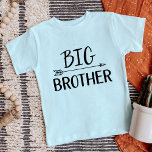 Camiseta Big Brother | Família Irmão Correspondente<br><div class="desc">Roupa personalizado personalizado personalizado com o gráfico "Big Brother" em fontes modernas modernas modernas de tendências com um design de flecha boho. Perfeito para uma foto de anúncio de gravidez ou um presente para irmãos mais velhos quando um novo bebê chega! Use as ferramentas de design para editar as cores...</div>