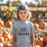 Camiseta Big Brother | Família Irmão Correspondente<br><div class="desc">Roupa personalizado personalizado personalizado com o gráfico "Big Brother" em fontes modernas modernas modernas de tendências com um design de flecha boho. Perfeito para uma foto de anúncio de gravidez ou um presente para irmãos mais velhos quando um novo bebê chega! Use as ferramentas de design para editar as cores...</div>