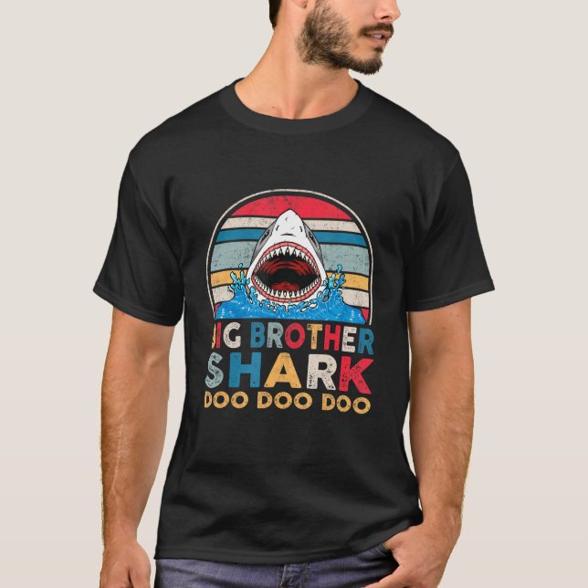 Camiseta Big Brother Shark Doo Doo Tee Pais Perfeitos (Frente)