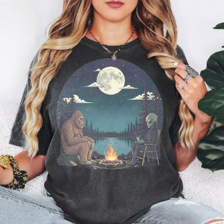 Camiseta Bigfoot and Alien Campfire Moon Lake Art