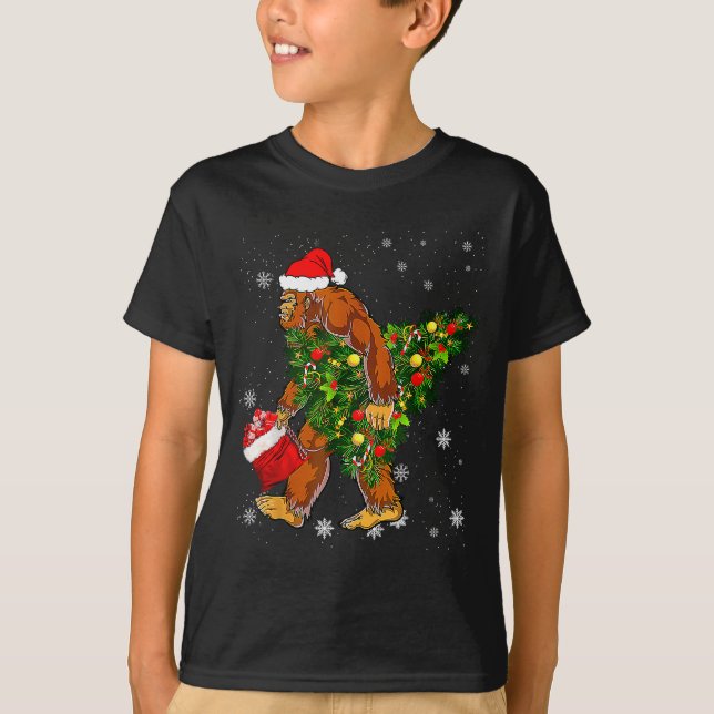 Camiseta Bigfoot Carrying Christmas Tree Sasquatch Believer (Frente)