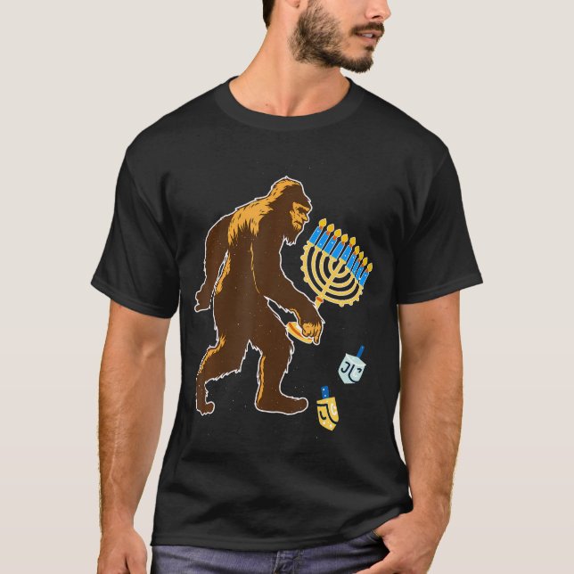 Camiseta Bigfoot Carrying Hanukkah Menorah Sasquatch Believ (Frente)