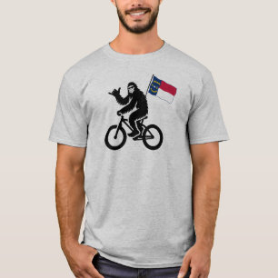 Camiseta Bigfoot Ciclista Bandeira da Carolina do Norte