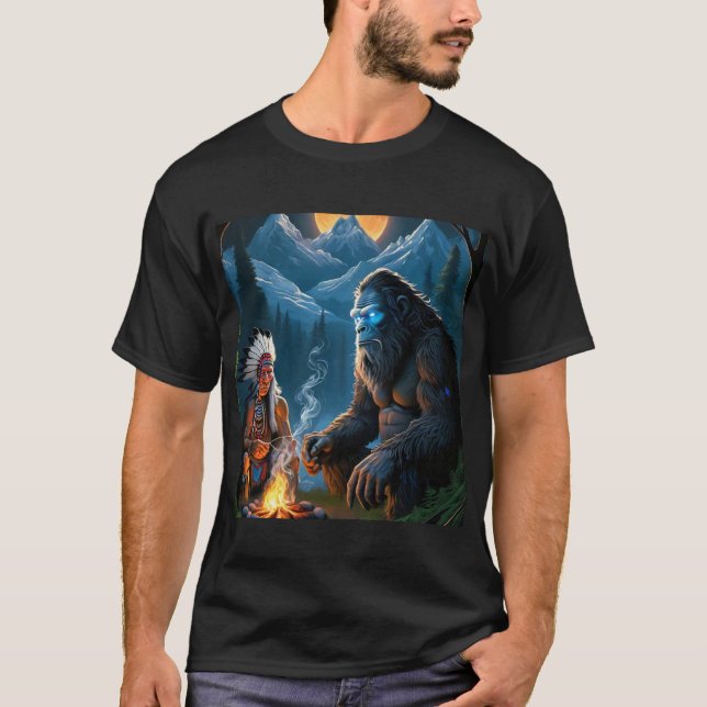 Camiseta Bigfoot e o Chefe da Floresta Moonlit a reunir T-S (Frente)