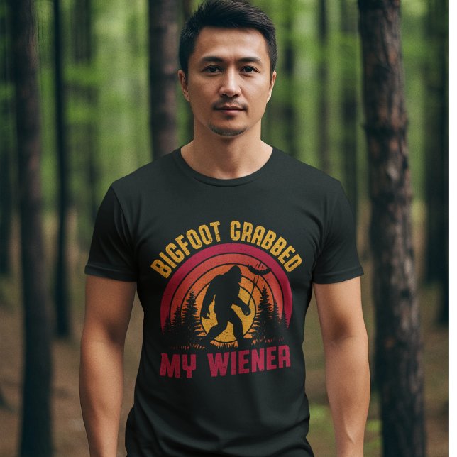 Camiseta Bigfoot Grabbed my wiener' | Funny Cryptid (Criador carregado)