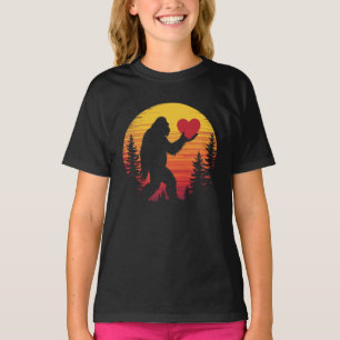 Camiseta Bigfoot Heart Namorados Adora Sasquatch Sunset